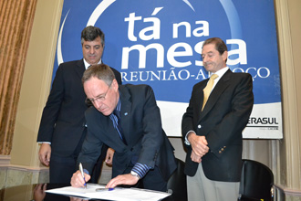 Superintendente do Sebrae/RS, Léo Hainzenreder, formaliza a parceria (Foto: Sebrae/RS)