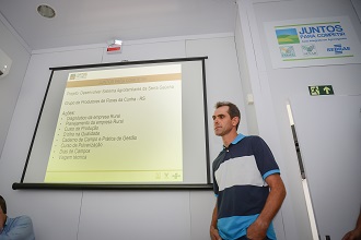 Marcelo Golin destacou o processo de organização que promoveu nos galpões da propriedade (Foto: Fagner Almeida)