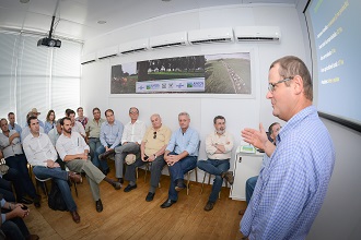 Presidente e diretoria executiva do SEBRAE/RS acompanham o relato do produtor Alexandre Becker (Foto: Fagner Almeida)