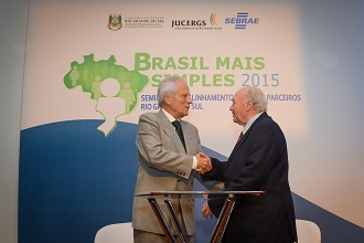 Parceria firmada entre o vice-governador do Estado, José Paulo Cairoli, e o presidente do CDE do SEBRAE/RS, Carlos Sperotto. (Foto: Fagner Almeida)