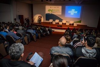 Carlos Sperotto (no púlpito) destacou a importância da redução da burocracia (Foto: Fagner Almeida) 