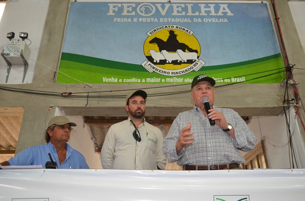 Carlos Sperotto (primeiro à dir.) prestigiou a Feovelha 2016 nesta quinta-feira (Foto: Emerson Sabedra)