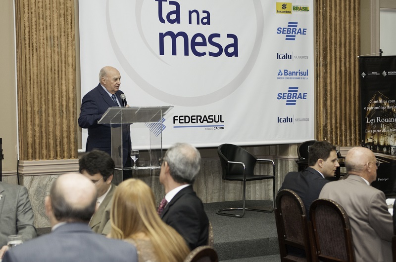 Carlos Sperotto foi o palestrante do Tá Na Mesa, da Federasul, nesta quarta-feira (Foto: Tiago Francisco)