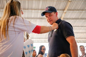 Visitantes recebem adesivos de apoio ao Movimento (Foto: Fagner Almeida)