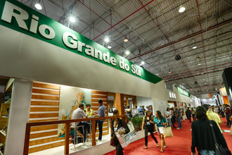 Estande Coletivo reúne 51 pequenos negócios (Foto: Jefferson Bernardes\Couromoda)