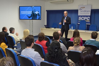 Derly Fialho falou aos empreendedores de Santa Cruz do Sul (Foto: Sandro Viana)