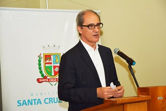 Derly Fialho ressaltou a importância do processo de desburocratização do registro de empresas (Foto: Luiz Fernando Bertuol / Prefeitura de Santa Cruz do Sul)