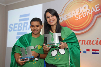 Djavan Paixão e Renata de Holanda, estudantes da equipe brasileira (Foto: Ricardo de Freitas)