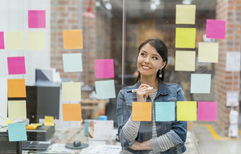Troca de ideias para solução de problemas é um dos focos do Design Thinking (Foto: Banco de Imagens)