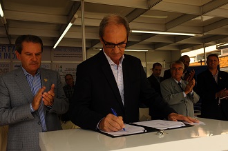Diretor-superintendente no ato de assinatura do convênio (Foto: Maurício Concatto)