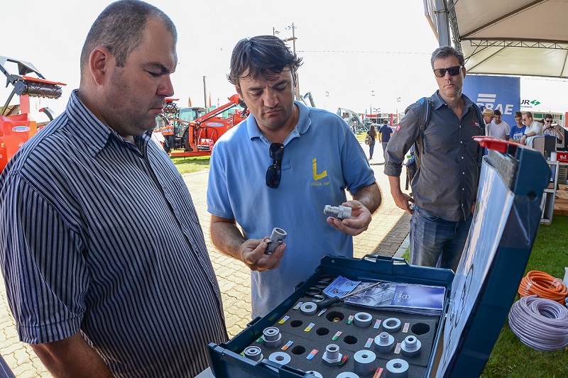 Estevão Leuck (centro) busca novos negócios na Expodireto (Foto: Fagner Almeida)