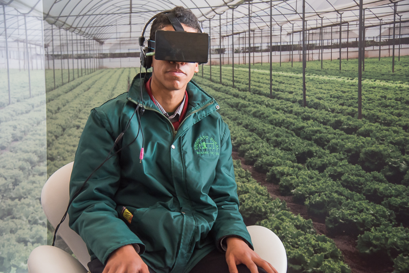 Óculos permitem passeio virtual por estufa no Salão do Empreendedor Rural (Foto: Fagner Almeida)