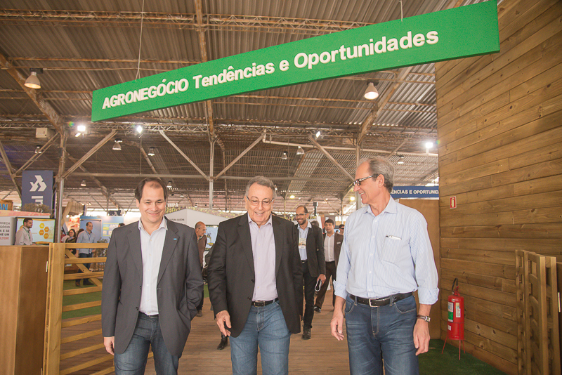O presidente da CNA, João Martins (centro), na companhia dos diretores Superintendente e Técnico do SEBRAE/RS, Derly Fialho (dir.) e Ayrton Ramos (esq.), respectivamente (Foto: Fagner Almeida)