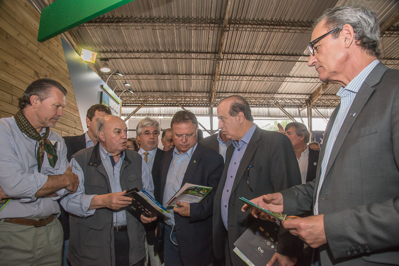 Sperotto entregou às autoridades a revista feita especialmente para mostra (Foto: Fagner Almeida)