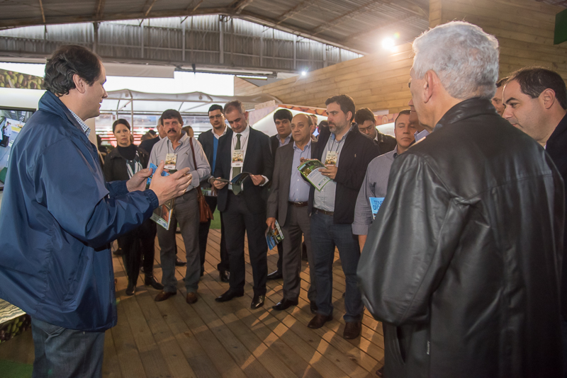 Durante a visita, grupo recebeu a revista Tendências e Oportunidades, publicação inédita do Juntos para Competir (Foto: Fagner Almeida)