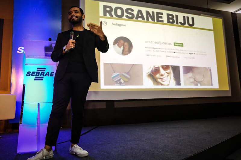 Rosane Biju (telão) não vende mais no camelô, mas via Instagram (Foto: Marcos Nagelstein)