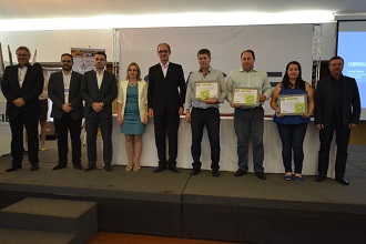 Municípios agraciados com o certificado de implementação da Lei Geral entregue pelo SEBRAE/RS (Foto: SEBRAE/RS)