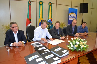 Superintendente do SEBRAE/RS e prefeito de Esteio durante o ato de renovação da parceria (Foto: SEBRAE/RS)
