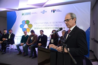O diretor-superintendente do SEBRAE/RS (no púlpito) na abertura do evento
