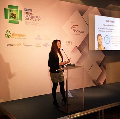 A empresária Tatiani Herrmann apresenta as melhorias implementadas na Loja Paty's (Foto: SEBRAE/RS)