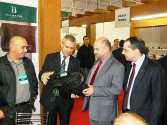 O presidente do SEBRAE/RS, Vitor Koch, visitou os estandes gaúchos no primeiro dia da feira. (foto: De Zotti/divulgação)