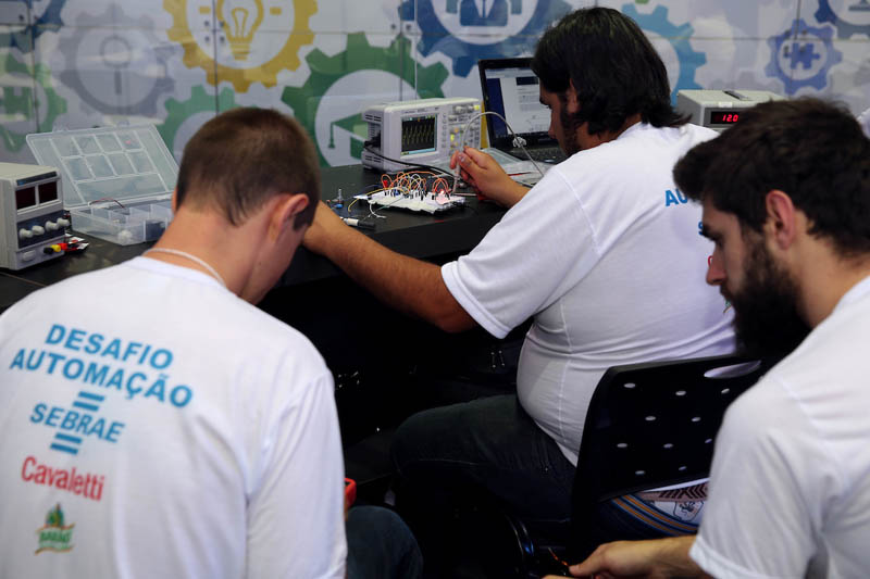 O Desafio de Automação Industrial colocou alunos da FAE de Erechim diante da responsabilidade de melhorar processos das Ervateira Barão e da Cavaletti (Foto: Marcos Nagelstein)