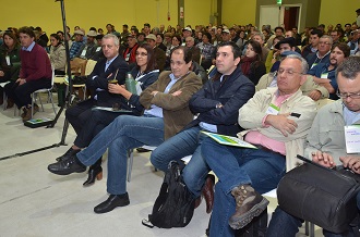 Na primeira fila: o diretor de Administração e Finanças do SEBRAE/RS (primeiro à esq.) ao lado da gerente do SEBRAE/RS na região Sul e do diretor Técnico (Foto: Laureano Bittencourt)