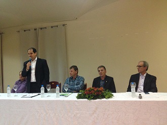Os diretores Técnico (em pé) e Superintendente do SEBRAE/RS (primeiro à dir.) participaram o evento (Foto: SEBRAE/RS)