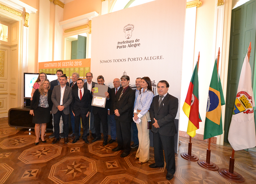 O prefeito de Porto Alegre em exercício (centro) apresenta o selo e o certificado entregues pelo SEBRAE/RS (Foto: SEBRAE/RS)