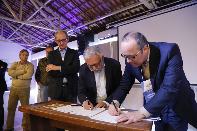 Ato de assinatura de carta de intenções testemunhado pelo diretor-superintendente do SEBRAE/RS (Foto: Claiton Dornelles)