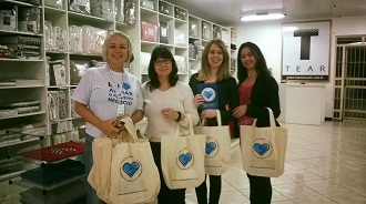 Em Santa Ângelo, empresária recebeu kits para decorar a loja (Foto: SEBRAE/RS)