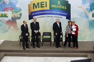 A presidente Dilma Rousseff e o presidente do SEBRAE (primeiro à esq.) participaram da solenidade (Foto: Charles Damasceno)