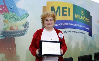 Delci Lutz representou os 5 milhões de MEIs no Brasil na cerimônia em Brasília (Foto: Charles Damasceno) 
