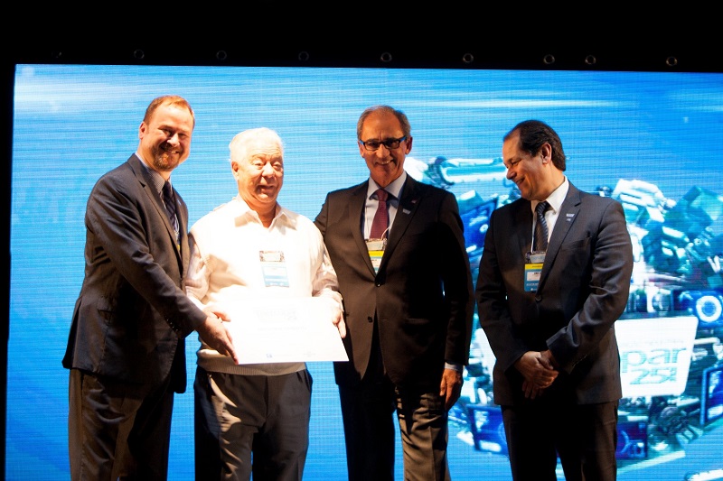 O diretor da Tecnomola, José Alfredo Faverzani, foi homenageado durante a abertura da Mercopar pelo diretor-geral da Hannover e pelos diretores Superintendente e Técnico do SEBRAE/RS (Foto: Crédito: Eduardo Rocha) 