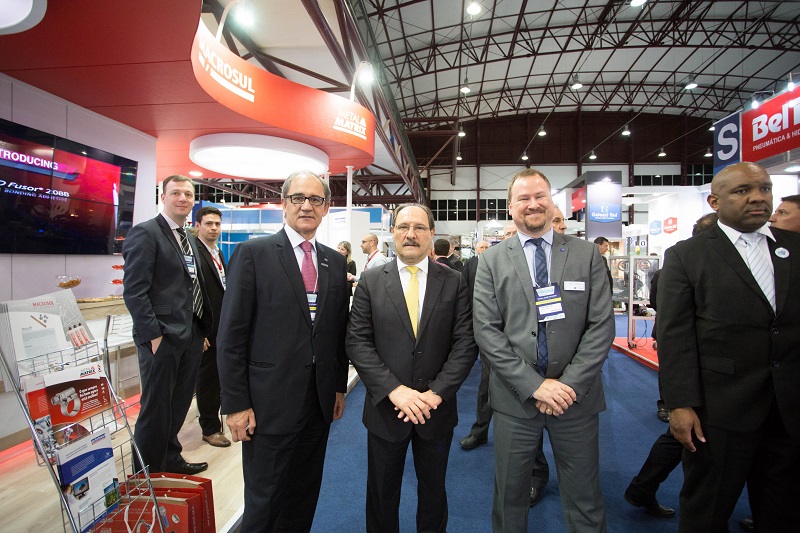Governador José Ivo Sartori visitou a Mercopar na companhia do diretor-superintendente do SEBRAE/RS e do diretor da Hannover Fairs Sulamérica (Foto: Eduardo Rocha)