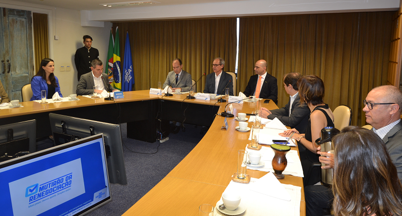 O diretor-superintendente do SEBRAE/RS (centro) conduziu a coletiva ao lado do superintendente da Receita Federal (esq.) e do presidente do Sescon-RS (dir). (Foto: SEBRAE/RS)