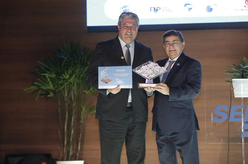Nestor Tissot (E) recebeu o prêmio durante cerimônia em Brasília (Foto: Divulgação)