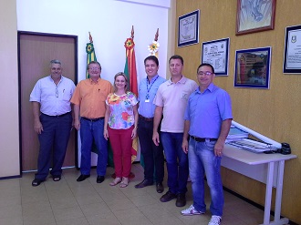 Reunião na Prefeitura de Pinhal contou com a participação da gerente do SEBRAE/RS na região (Foto: SEBRAE/RS)
