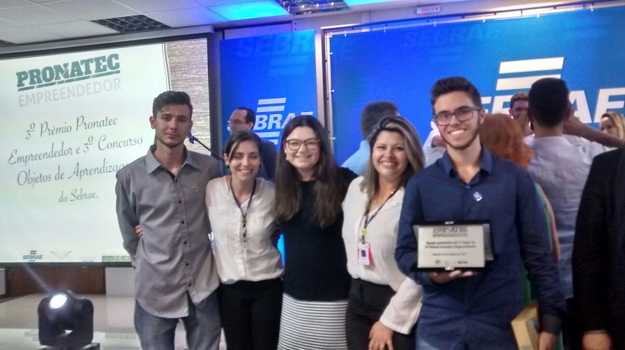 A técnica do SEBRAE/RS Kelly Carvalho (centro) acompanhou a equipe do Senac na premiação (Foto: SEBRAE/RS)