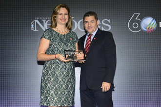 Mirela Malvestiti, do Sebrae, recebe o prêmio na categoria educação (Foto: Divulgação/Época Negócios)