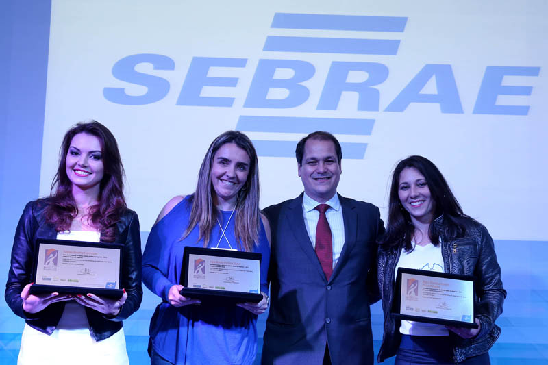 As finalistas do RS acompanhadas do diretor Técnico do SEBRAE/RS, Ayrton Pinto Ramos, durante premiação estadual (Marcos Nagelstein / Agência Preview)