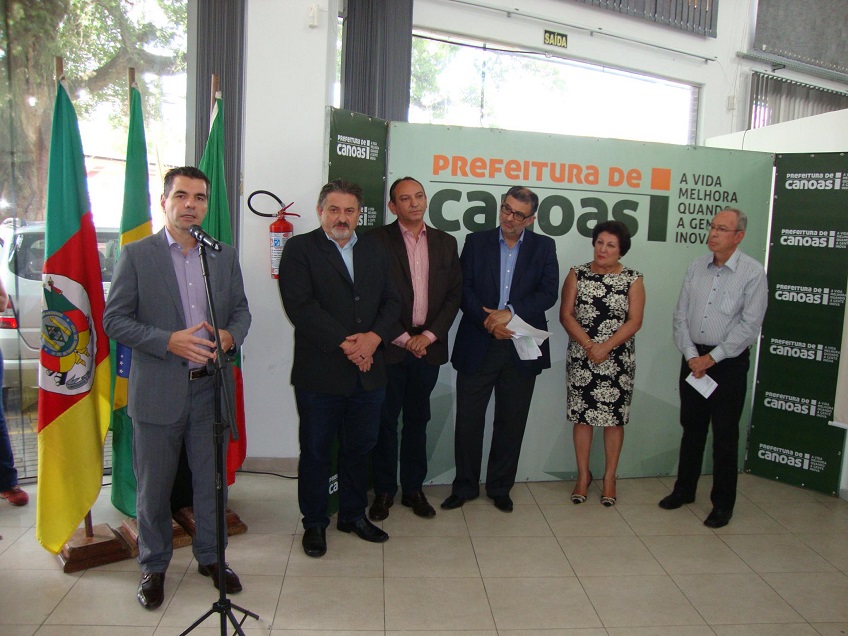 O gerente de Políticas Públicas do SEBRAE/RS (no púlpito) participou do evento em Canoas (Foto: Divulgação)
