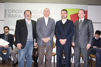 Da esquerda para a direita: secretário-geral da Jucergs, José Tadeu Jacoby, prefeito de Lajeado, Luís Fernando Schmidt, gerente de Políticas Públicas do SEBRAE/RS, Alessandro Machado, e presidente da Jucergs, Paulo Sérgio Mazzardo (Foto: Divulgação)