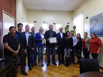 Prefeito de Rio Pardo recebeu o certificado entregue pelo Superintendente do SEBRAE/RS (ao centro, de óculos). (Foto: Divulgação)