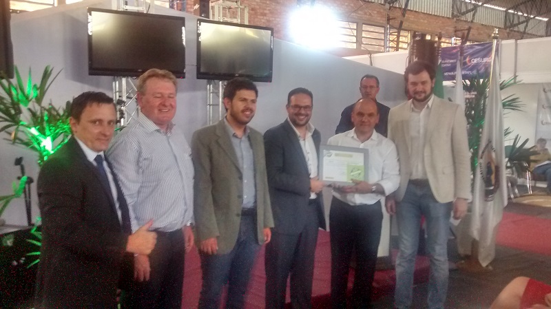 Certificado de implementação foi entregue ao Prefeito pelo SEBRAE/RS (Foto: SEBRAE/RS)