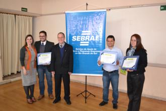 Selo foi entregue aos representantes municipais (Foto: Sebrae/RS)