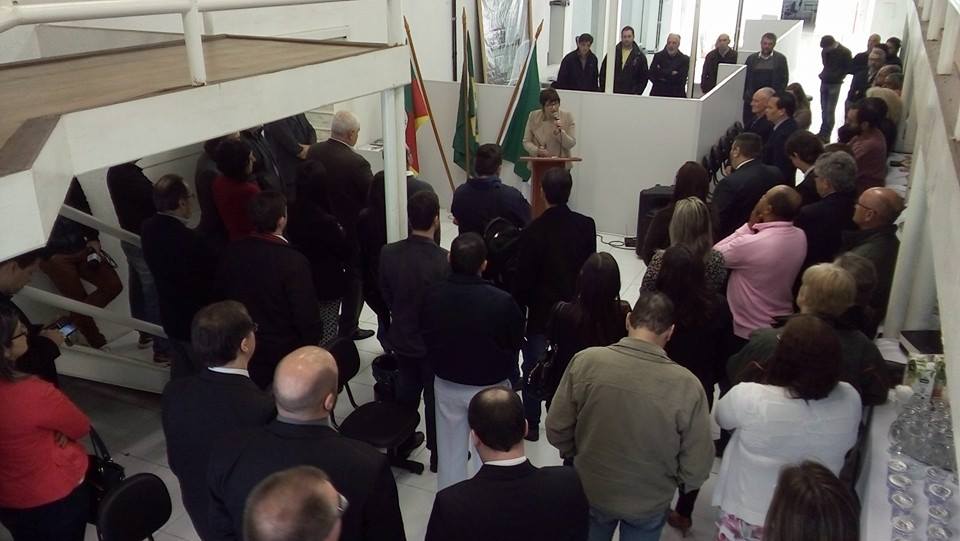 Autoridades locais presenciaram o ato em Rio Grande do Sul (Foto: Divulgação / Prefeitura)
