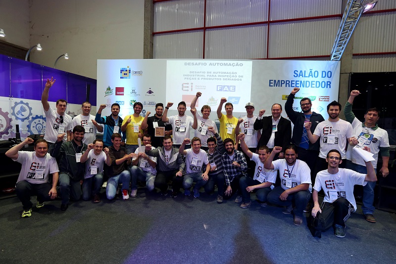 Grupos foram formados por estudantes da FAE (Foto: Marcos Nagelstein / Agência Preview))