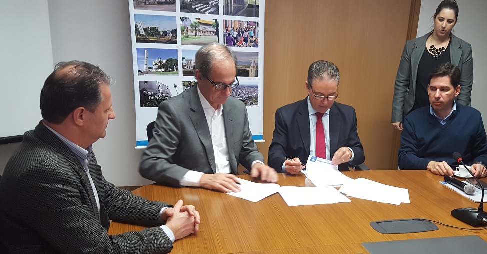 O diretor-superintendente do SEBRAE/RS (segundo à esq.) e o prefeito de São Leopoldo (de gravata) durante o ato de assinatura da parceria (Foto: Divulgação)