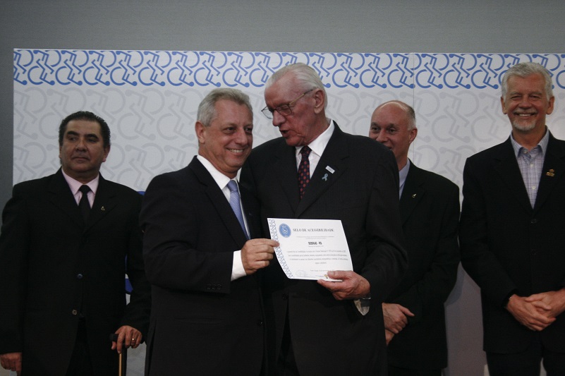 Carlos Alberto Schütz (esq.) recebeu o Selo concedido pela Prefeitura (Foto: Betina Carcuchinski/PMPA)